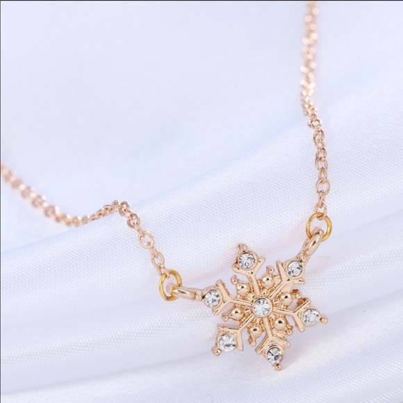 ❄️ Gold Sparkly Snowflake Necklace - Picture 2 of 2